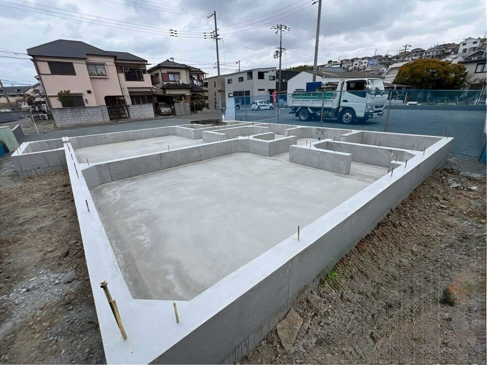 魚住町金ヶ崎にて行われている新築基礎工事の最新の進捗状況につ