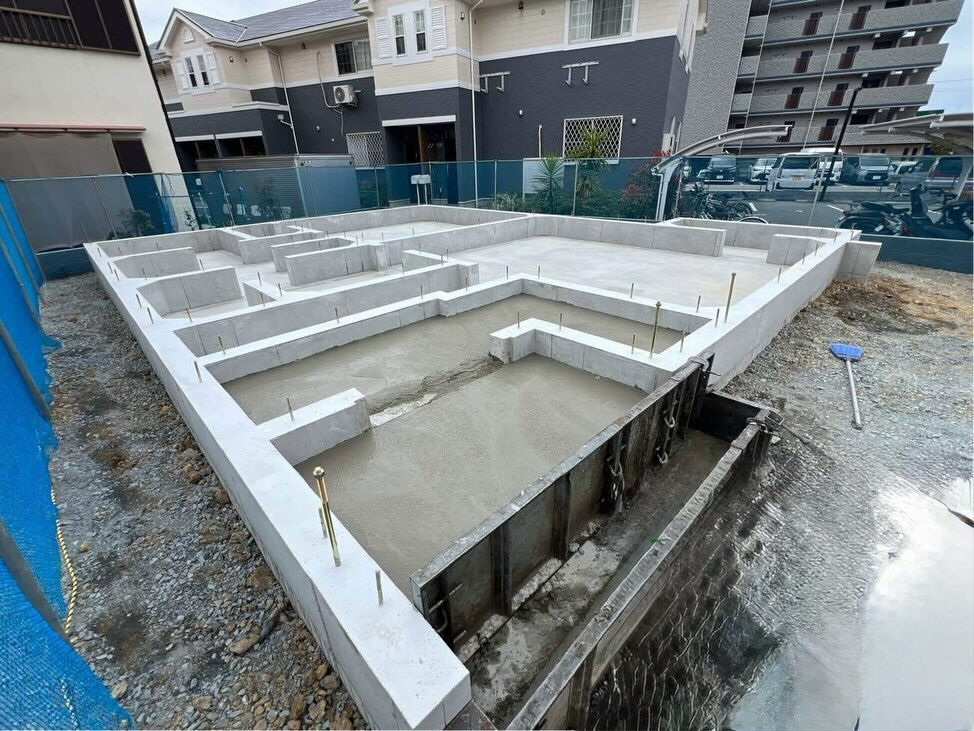 魚住町金ヶ崎にて行われている新築基礎工事の最新の進捗状況につ