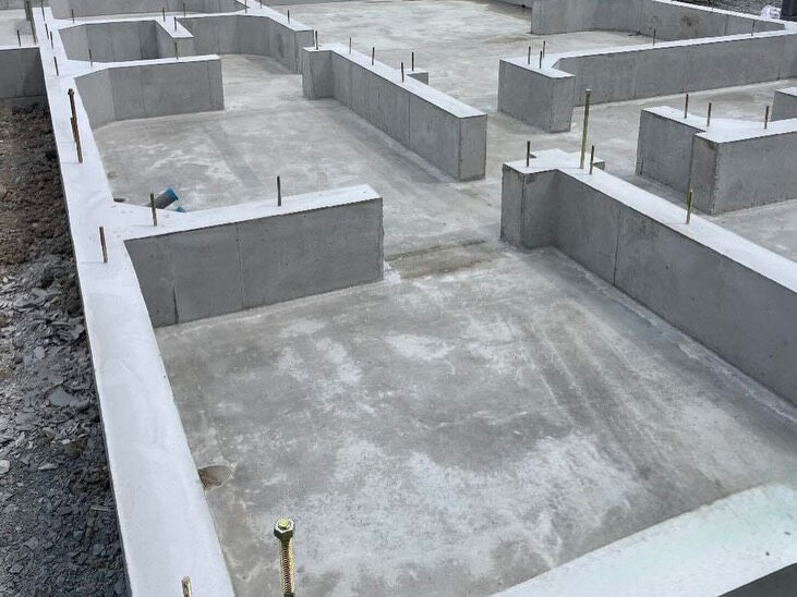 神戸市垂水区の現場では、基礎工事の完了を迎え、新たなステージ