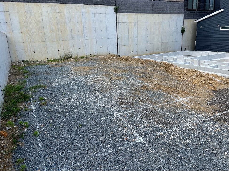 神戸市垂水区の現場では、基礎工事の完了を迎え、新たなステージ
