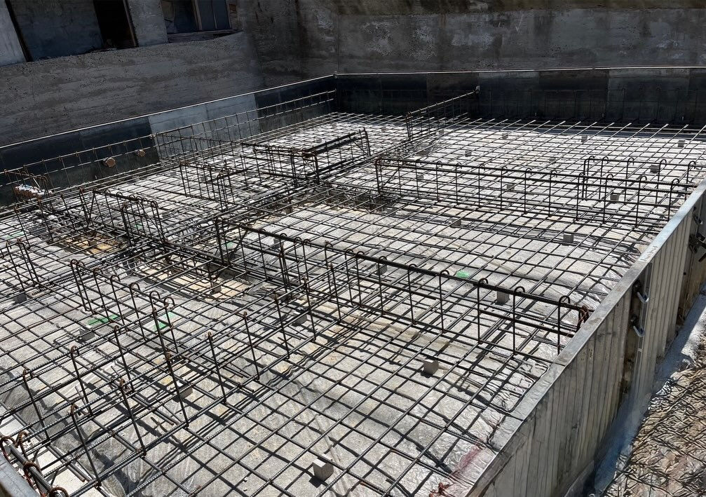 神戸市長田区の建設現場では、2棟の建物において配筋検査が無事