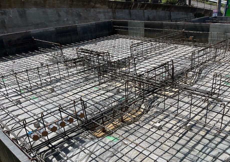 神戸市長田区の建設現場では、2棟の建物において配筋検査が無事