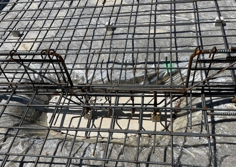 神戸市長田区の建設現場では、2棟の建物において配筋検査が無事