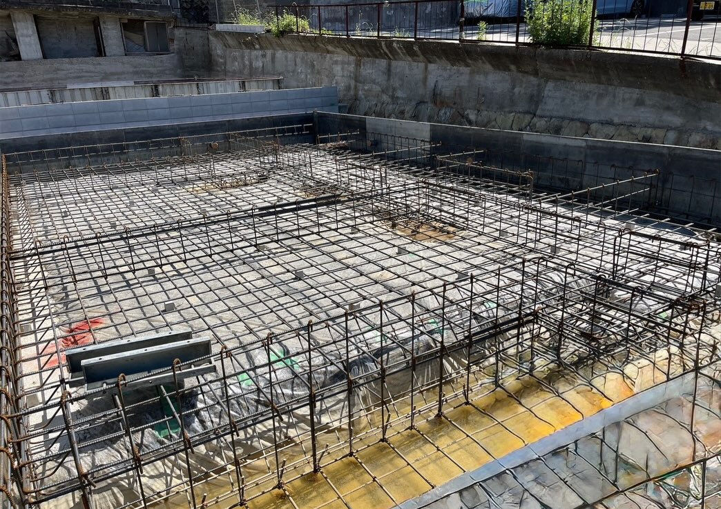神戸市長田区の建設現場では、2棟の建物において配筋検査が無事