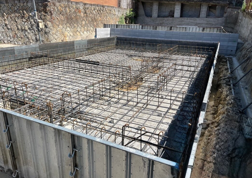 神戸市長田区の建設現場では、2棟の建物において配筋検査が無事