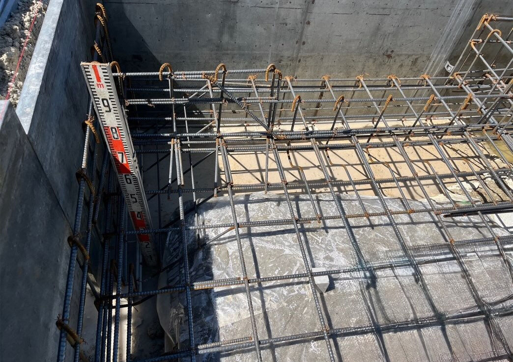 神戸市長田区の建設現場では、2棟の建物において配筋検査が無事