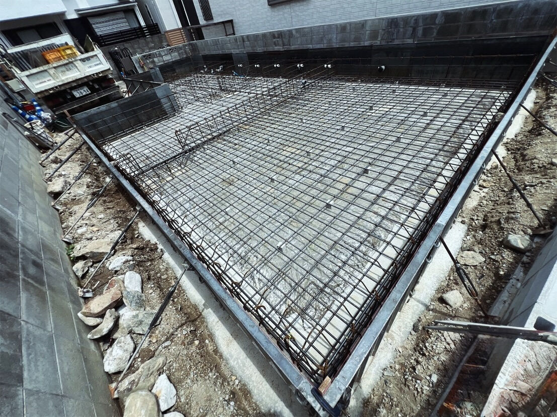 現在、尼崎市富松町にて順調に基礎工事が進んでおります