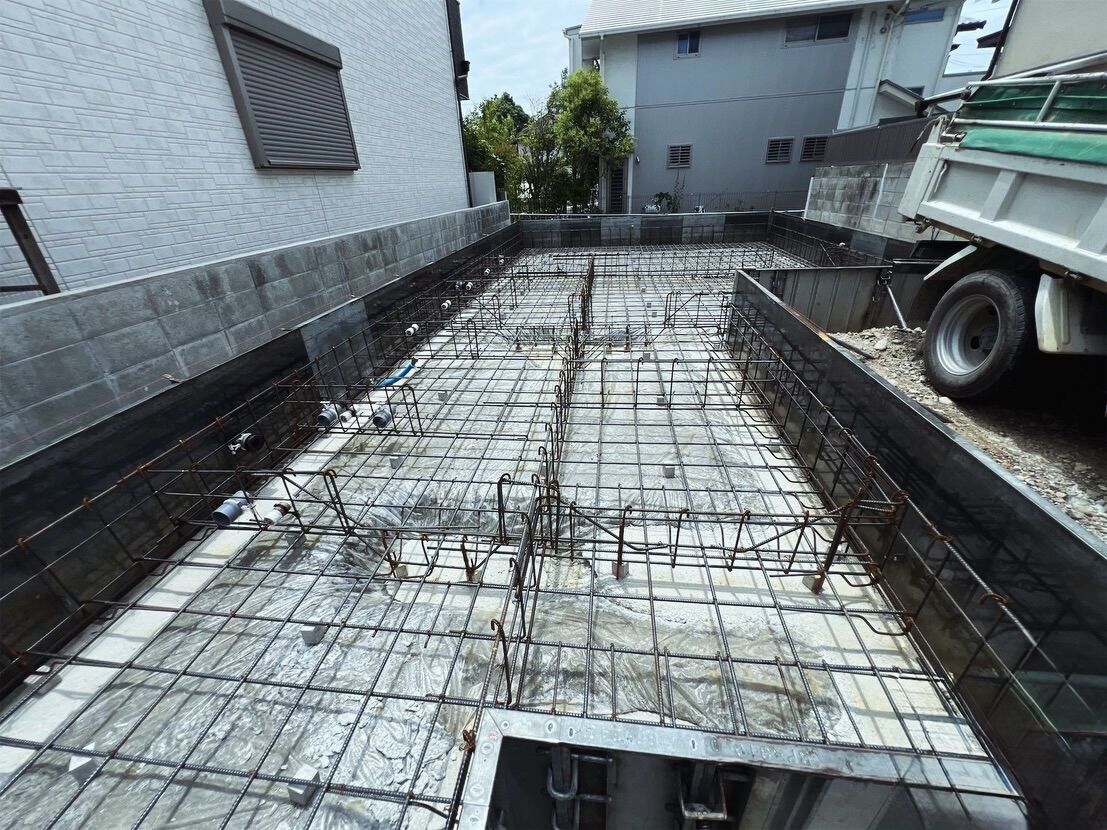 現在、尼崎市富松町にて順調に基礎工事が進んでおります