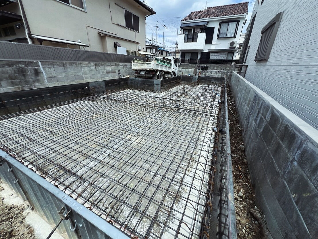 現在、尼崎市富松町にて順調に基礎工事が進んでおります