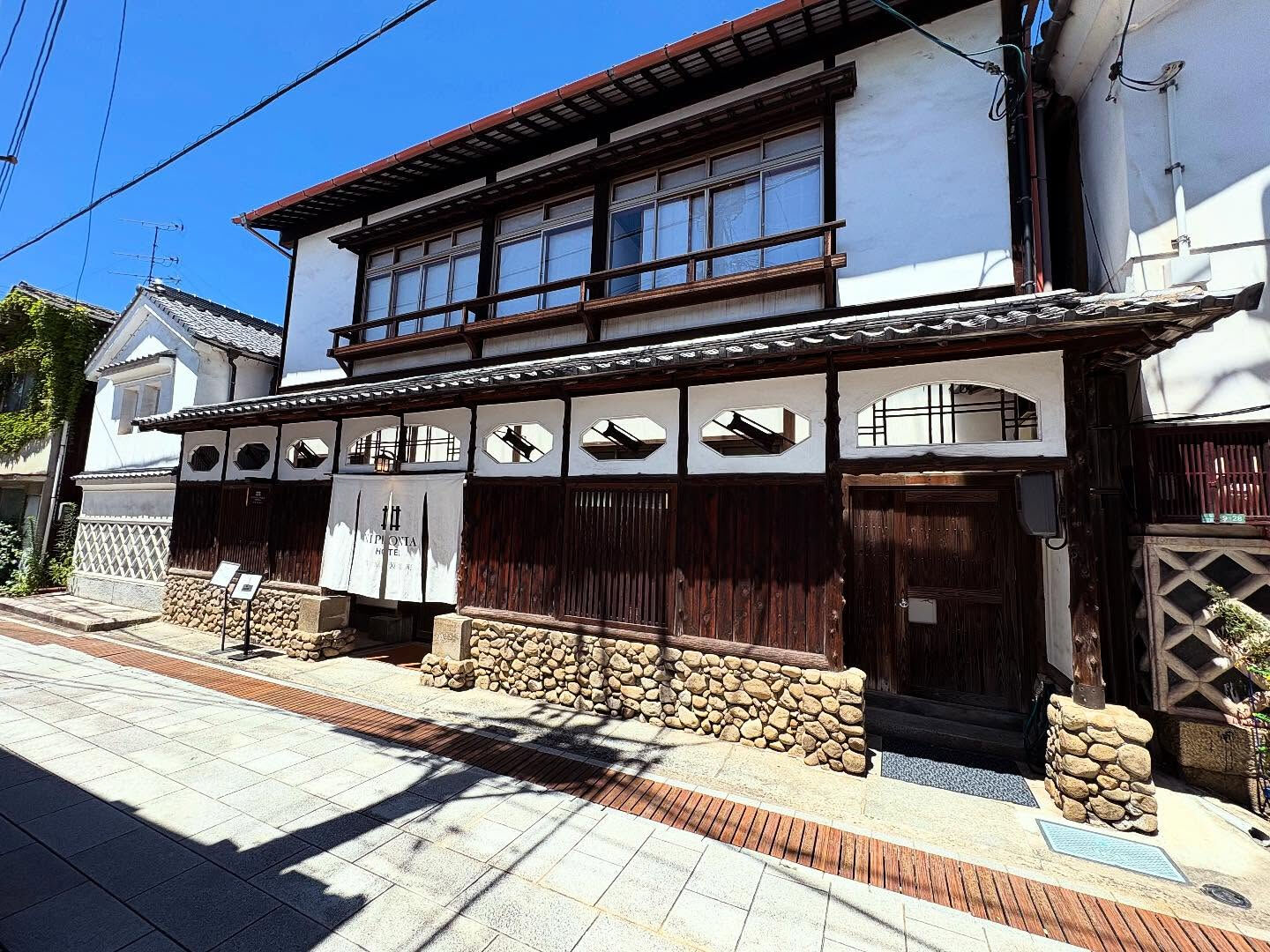 こちらは広島県に位置する竹原町並み保存地区の風情あふれる景観