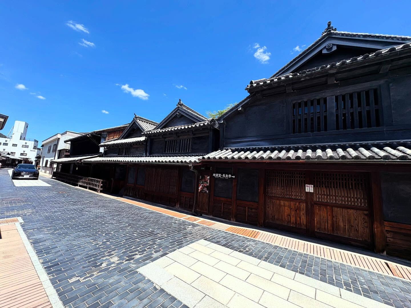 こちらは広島県に位置する竹原町並み保存地区の風情あふれる景観