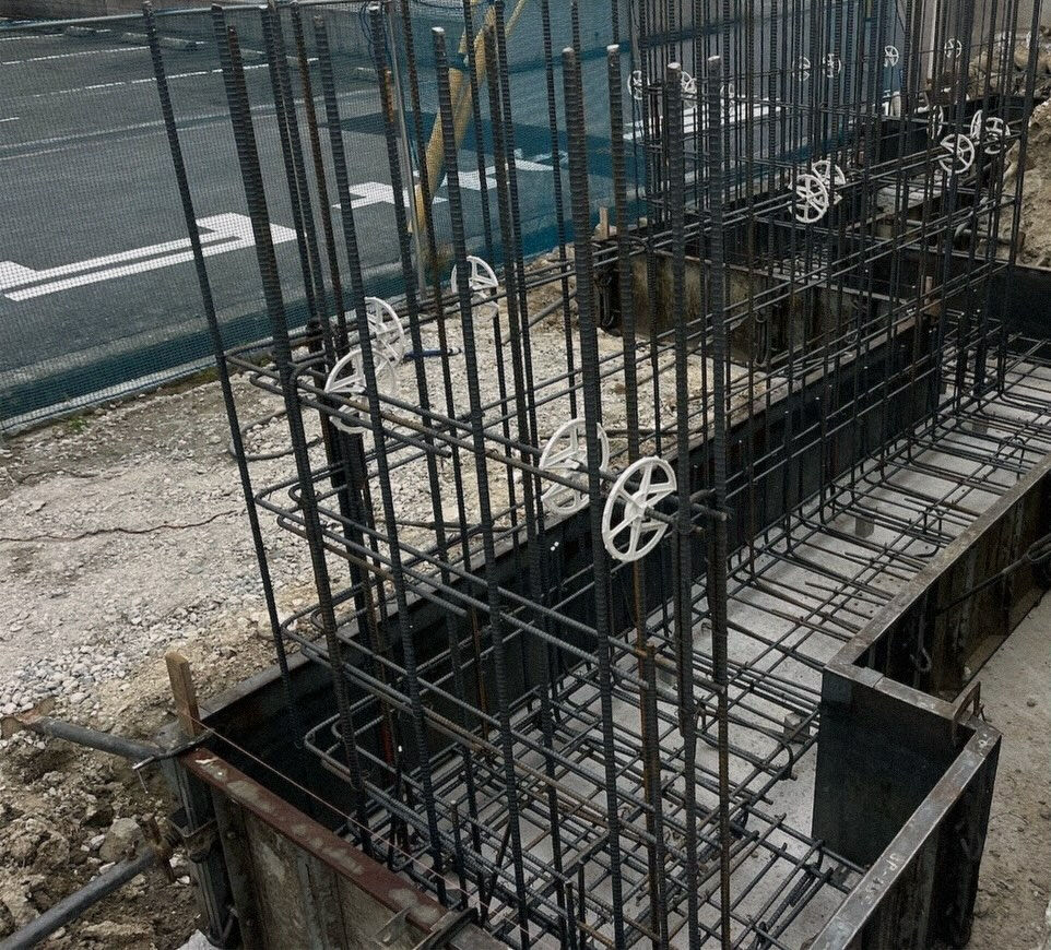 高低差のある土地は、建設プロジェクトにおいて特有の課題をもた