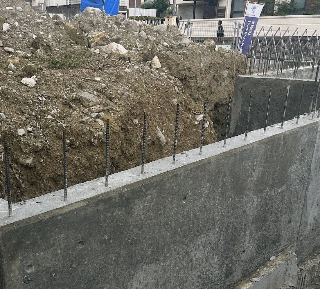 高低差のある土地は、建設プロジェクトにおいて特有の課題をもた