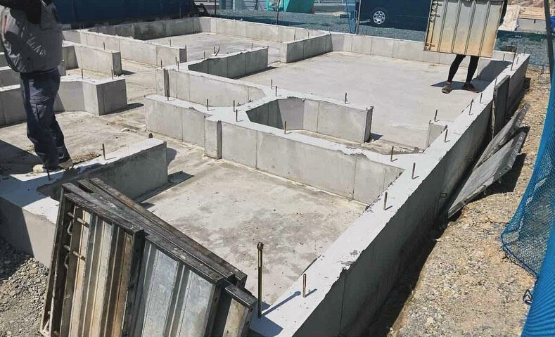 兵庫県明石市の建設現場において、工事の一環として養生期間が完