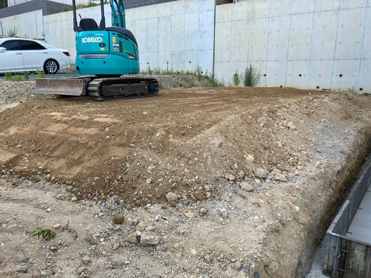 昨日、神戸市垂水区で擁壁工事の残土処分を行いました