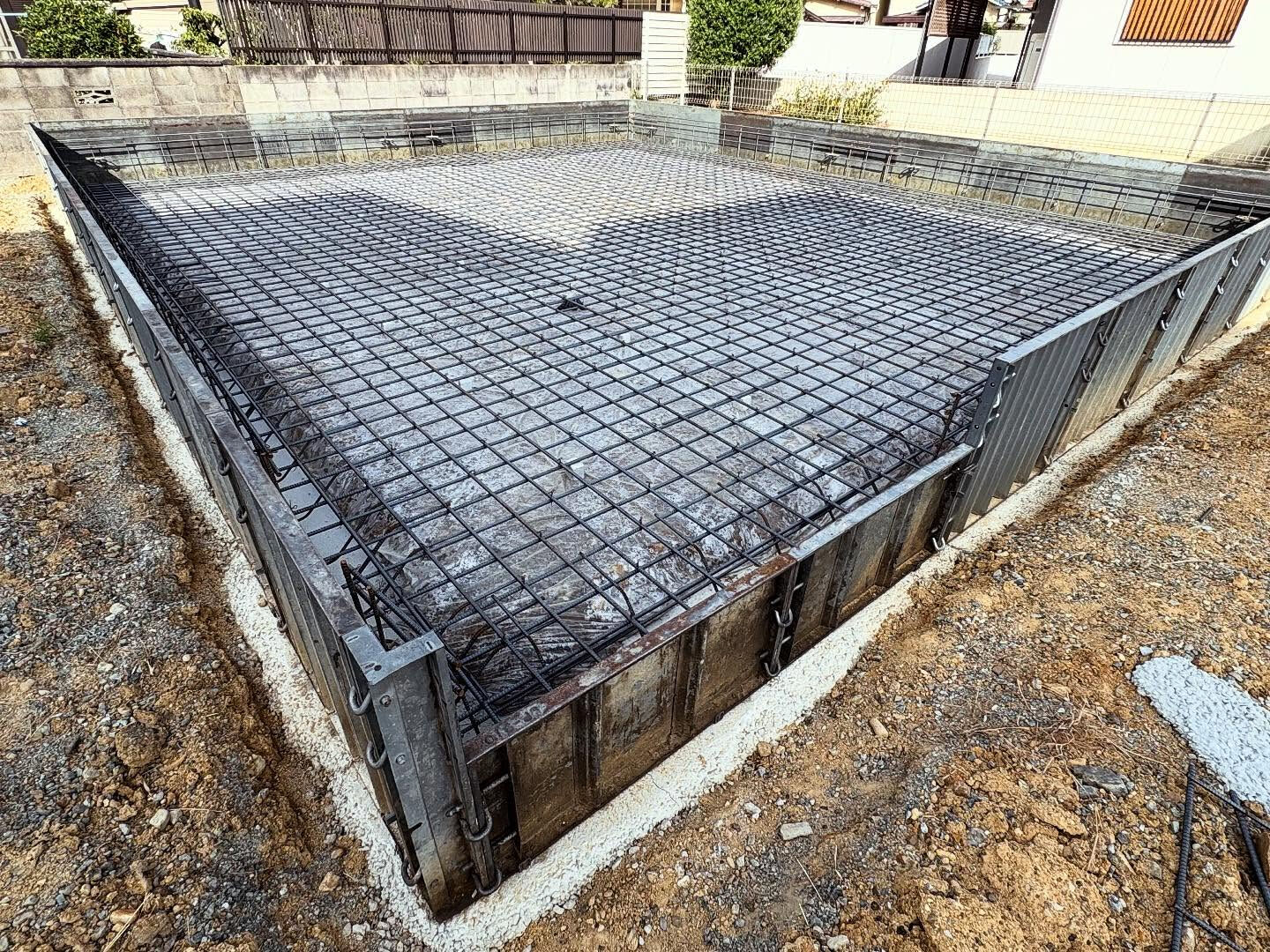 明石市魚住町における建設現場で、配筋工事が無事完了しました
