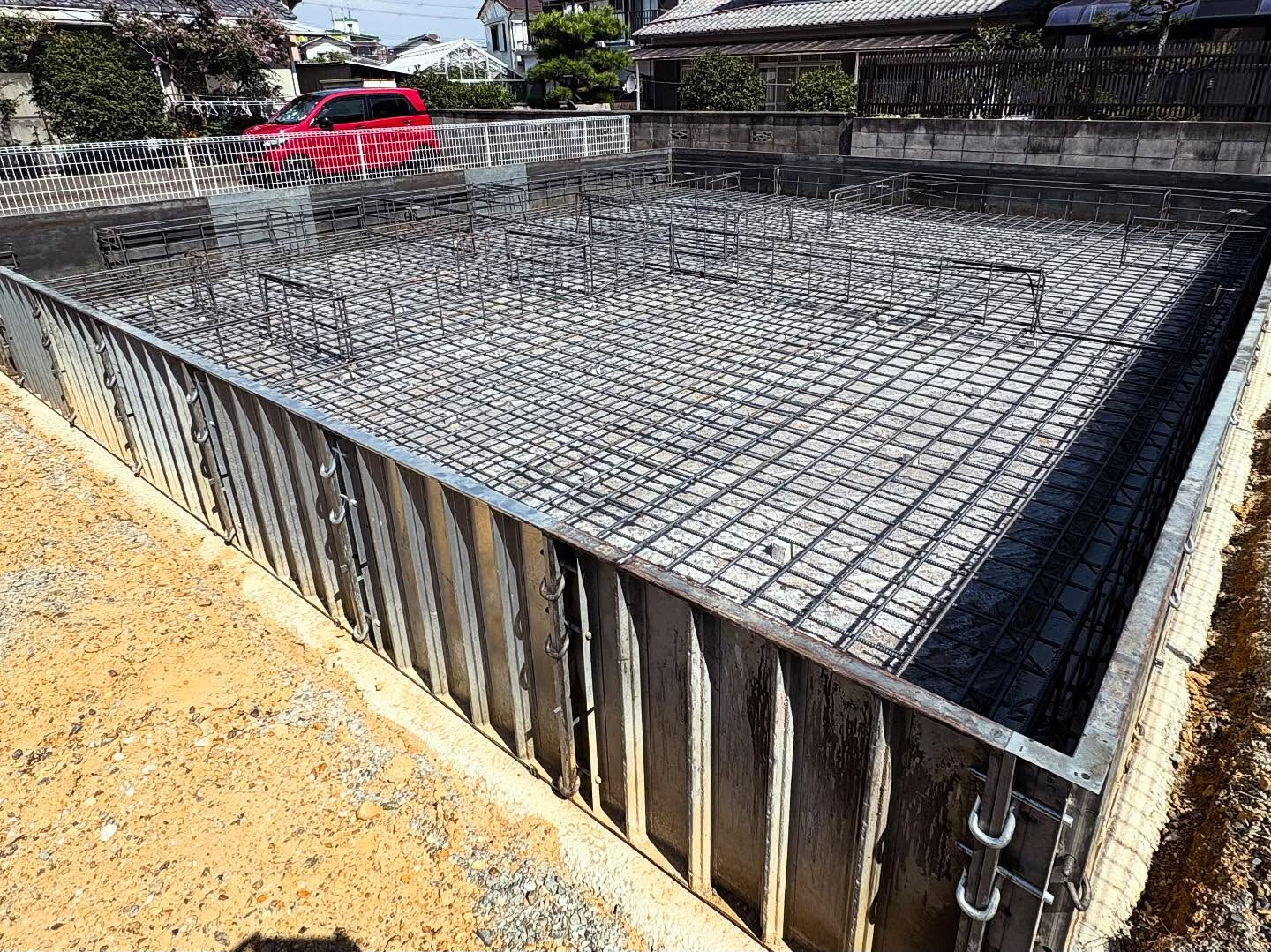 明石市魚住町における建設現場で、配筋工事が無事完了しました