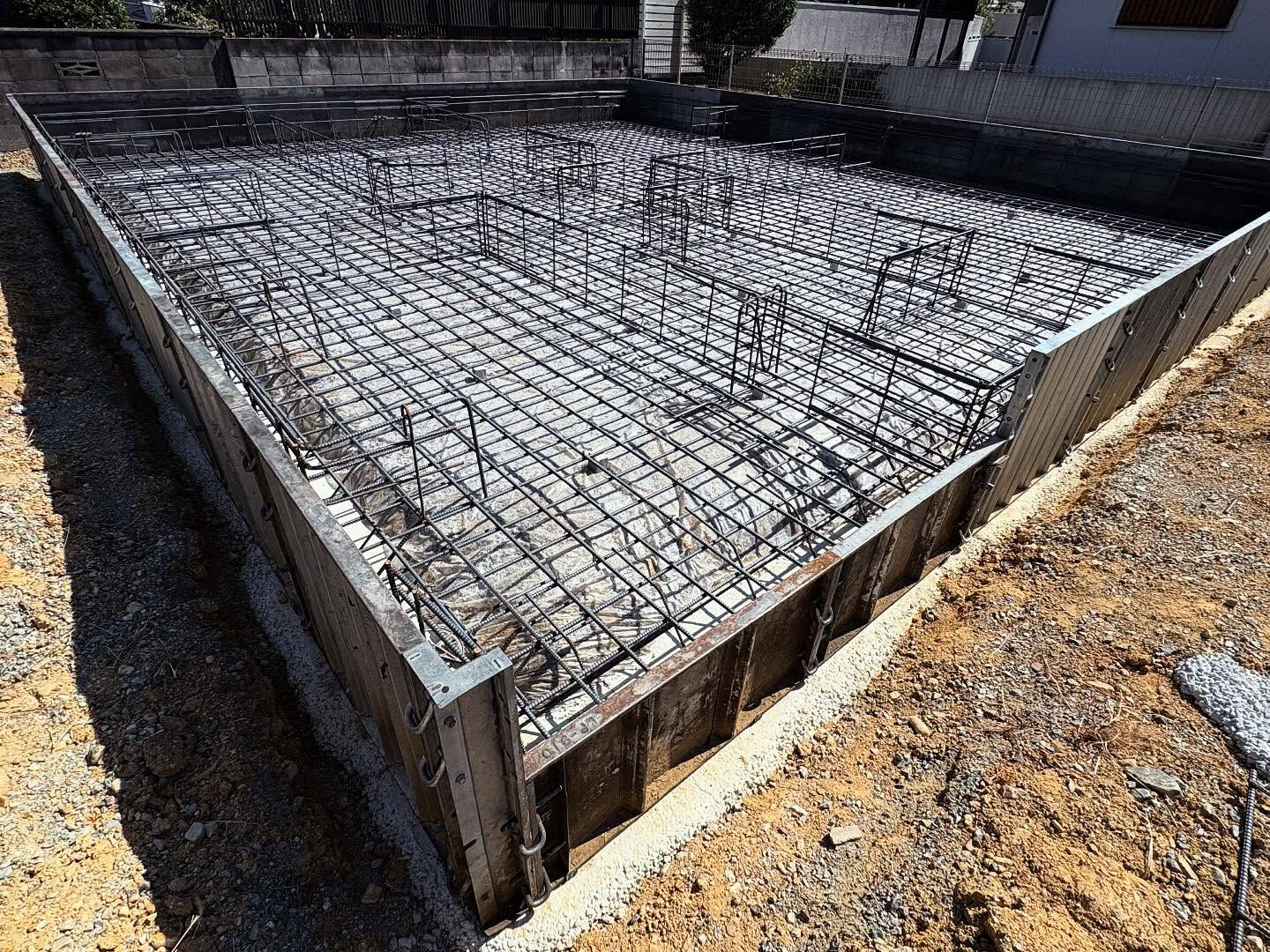 明石市魚住町における建設現場で、配筋工事が無事完了しました