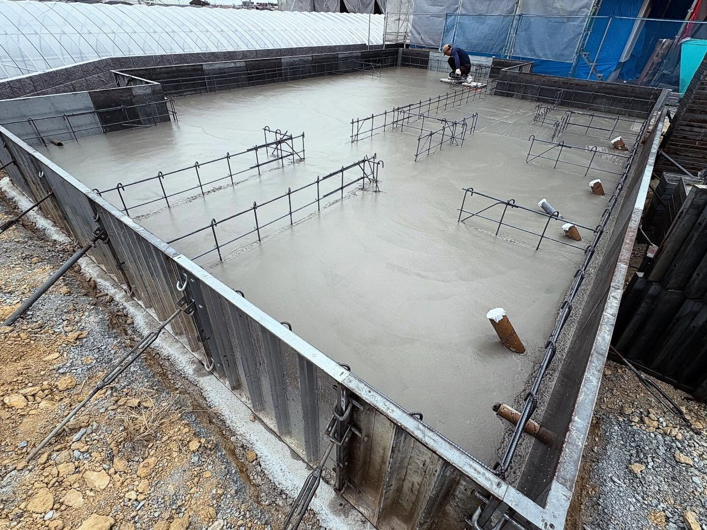 明石市大久保の建設現場では、重要な作業のひとつであるベースコ