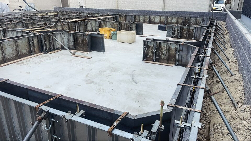 先日、明石市大久保の建設現場にて、型枠の組み立てとアンカーセ