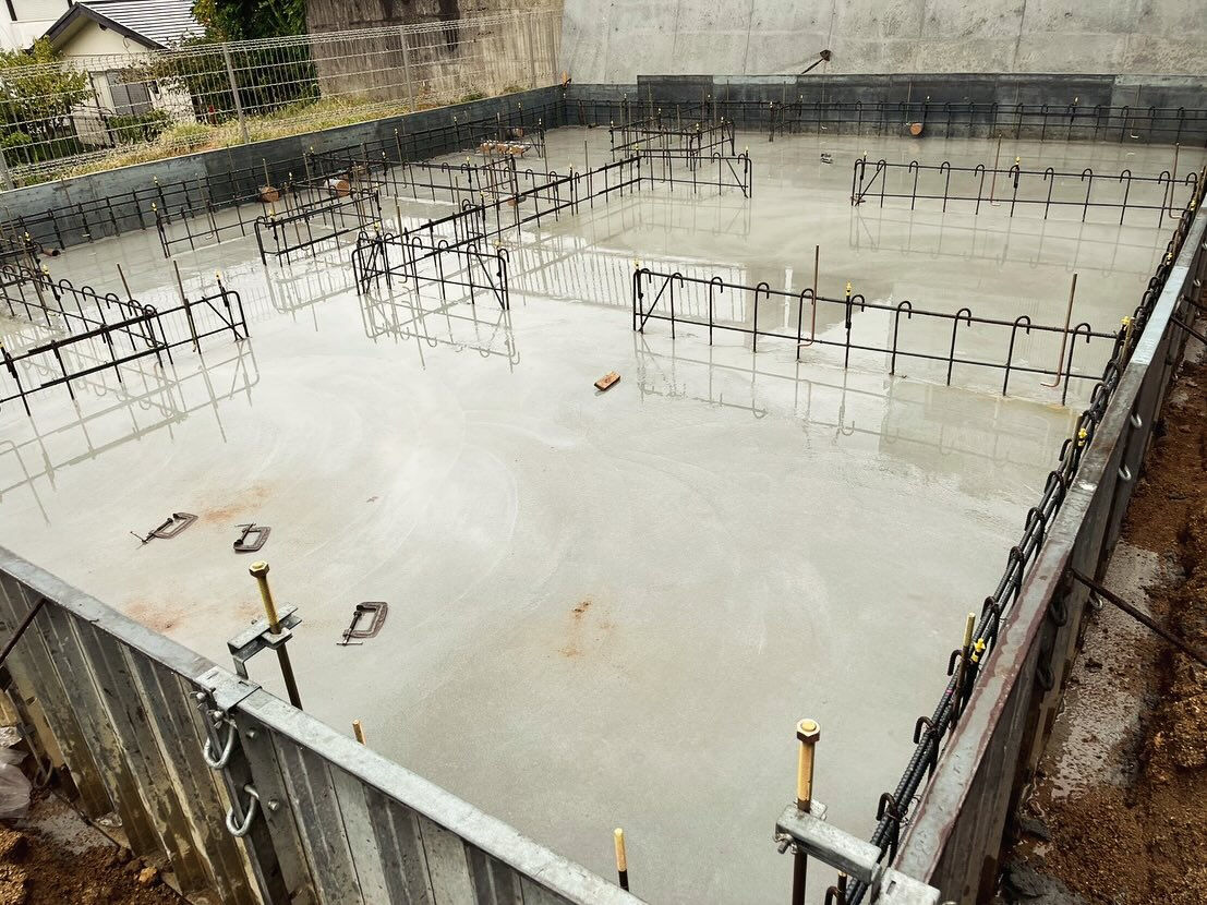 2023年10月、神戸市北区の建設現場では、コンクリート型枠