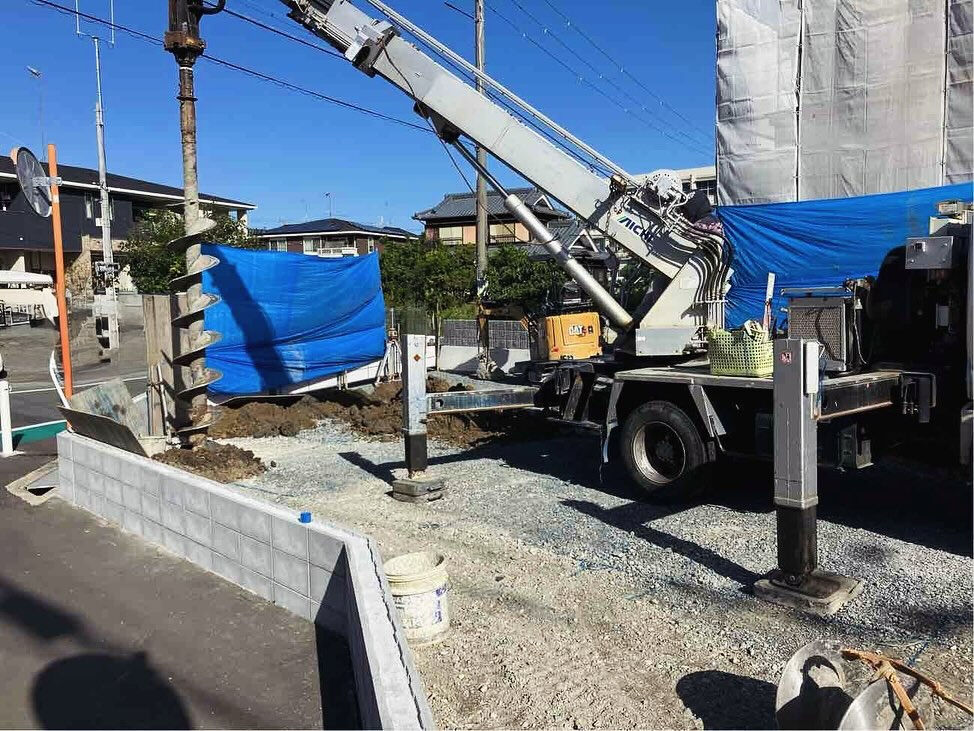 明石市の建設現場において、基礎工事の着工前に柱状地盤改良工事