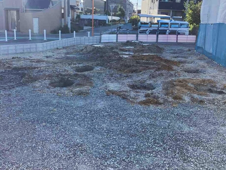 明石市の建設現場において、基礎工事の着工前に柱状地盤改良工事