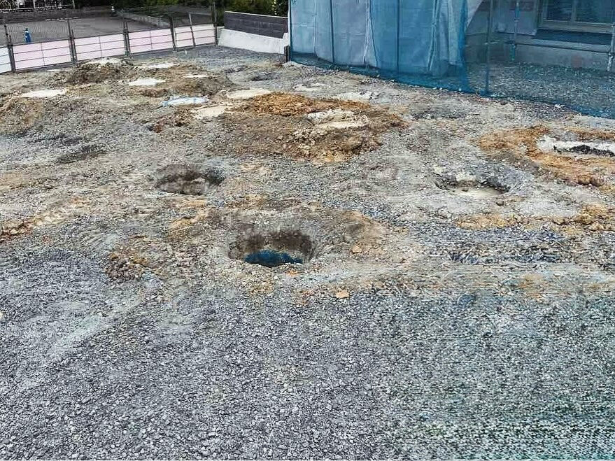 明石市の建設現場において、基礎工事の着工前に柱状地盤改良工事