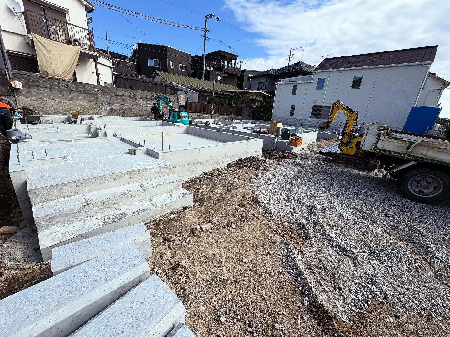 明石市朝霧南町の新築現場では、現在、基礎工事が完了し、設備配