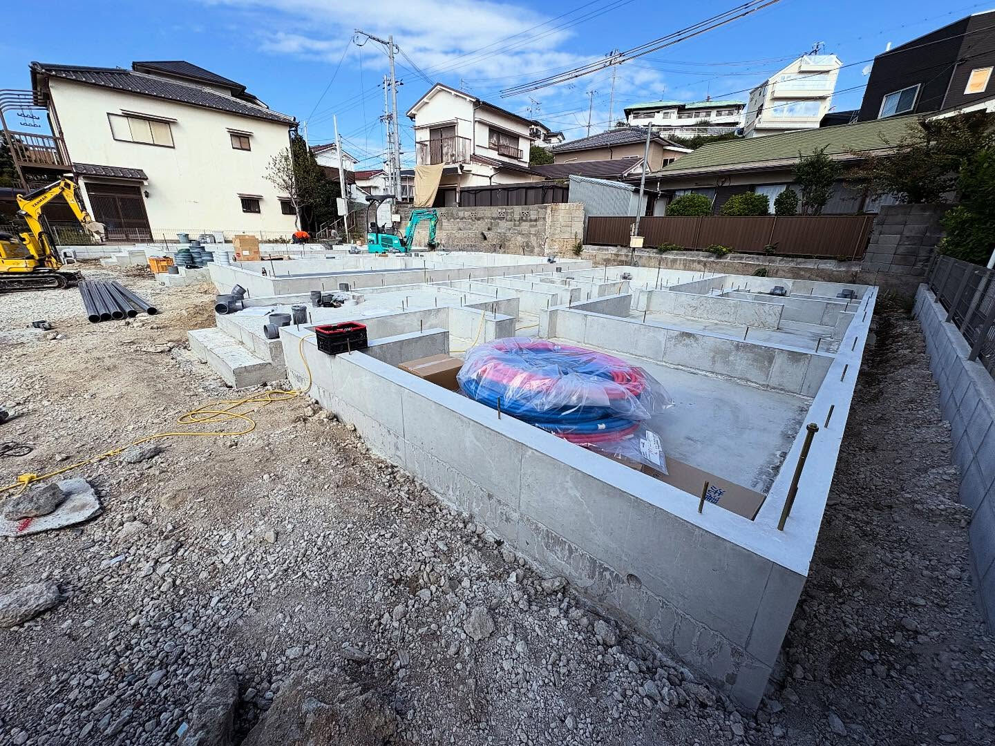 明石市朝霧南町の新築現場では、現在、基礎工事が完了し、設備配