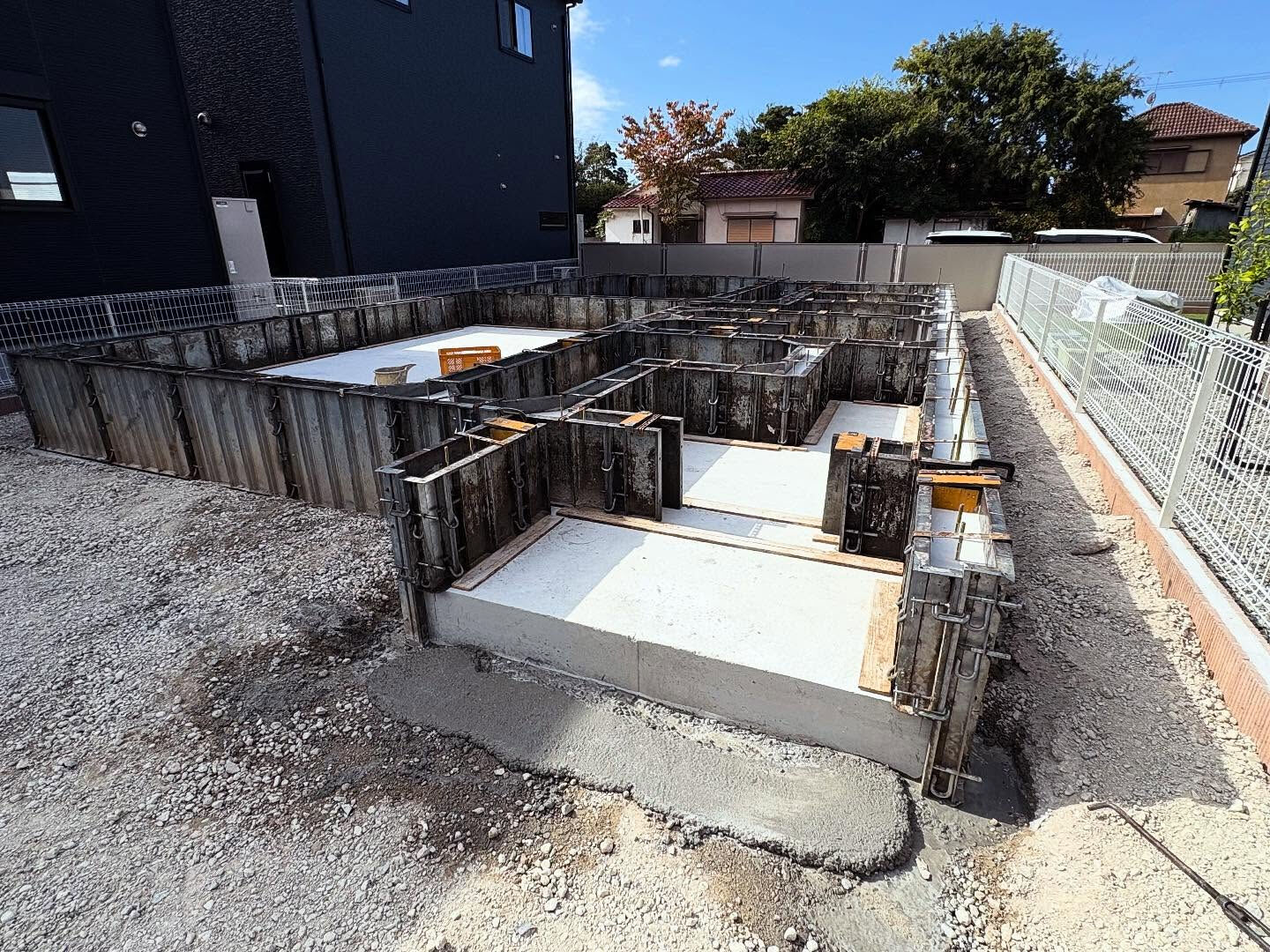 西明石と大久保の建設現場では、無事に立ち上がりコンクリート打