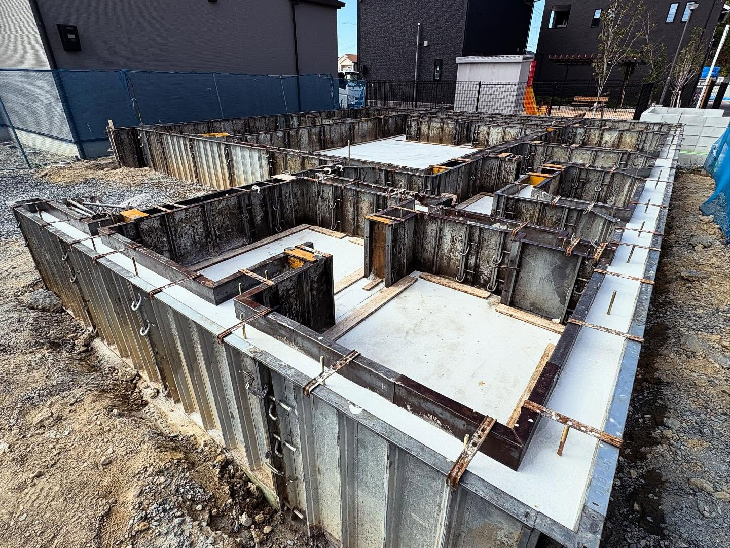 西明石と大久保の建設現場では、無事に立ち上がりコンクリート打