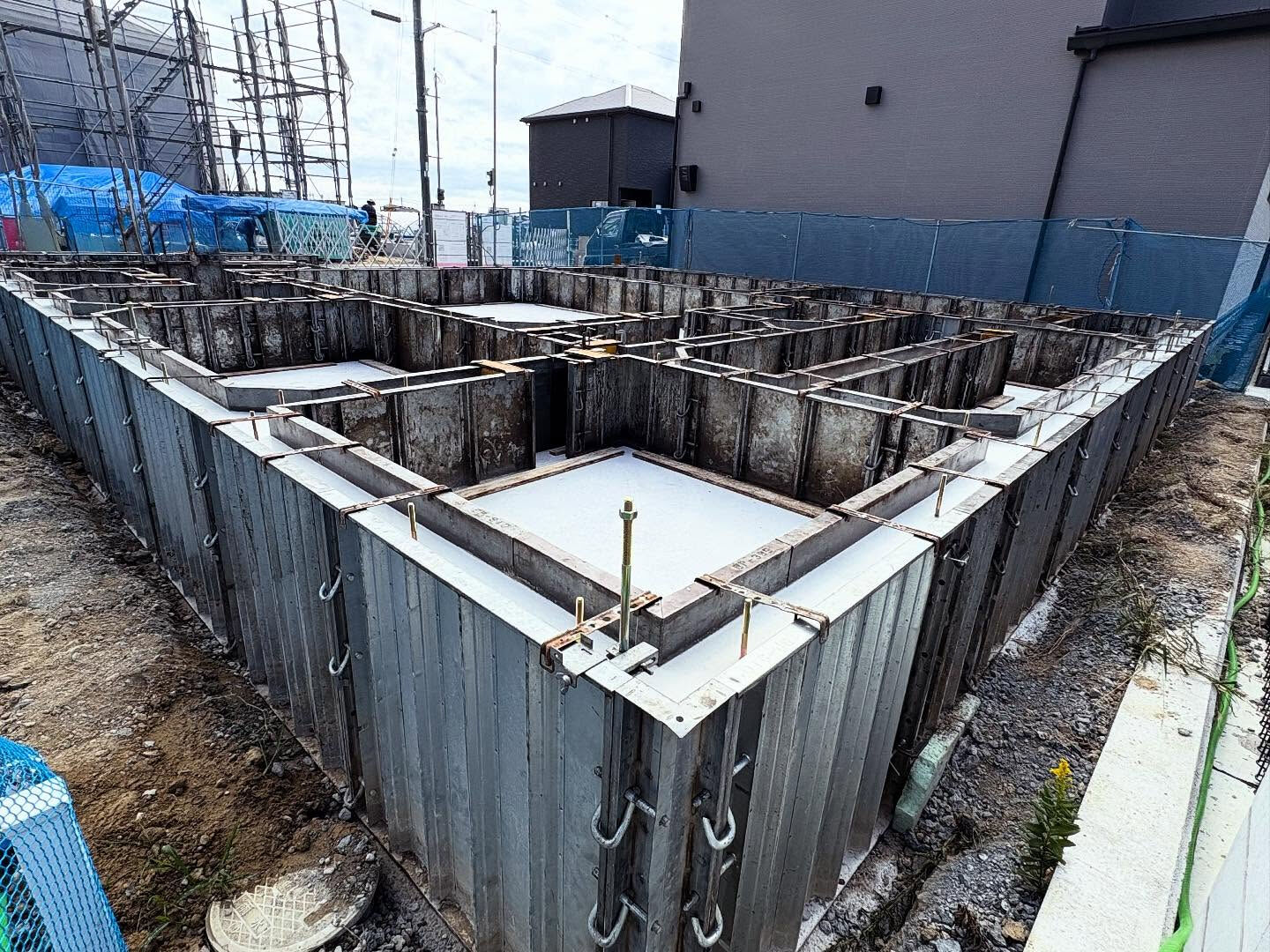 西明石と大久保の建設現場では、無事に立ち上がりコンクリート打