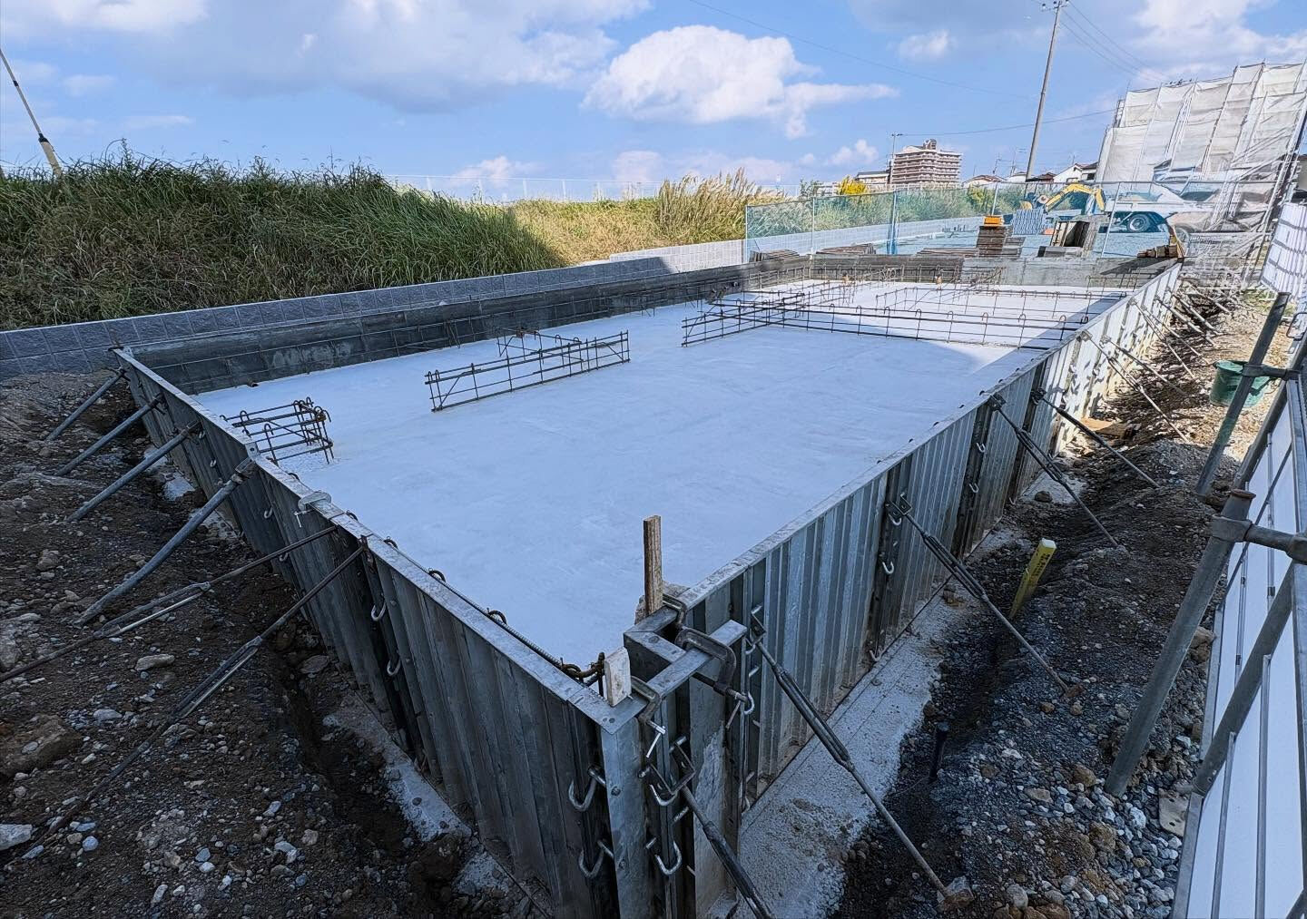 明石市の大型団地では、最新の建築技術を駆使した立ち上がり型枠