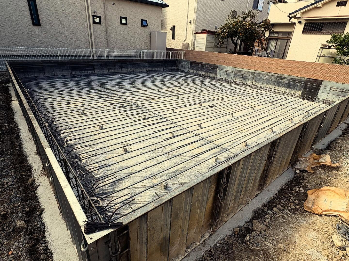 明石市沢野の建設現場では、現在配筋工事が順調に進行しています