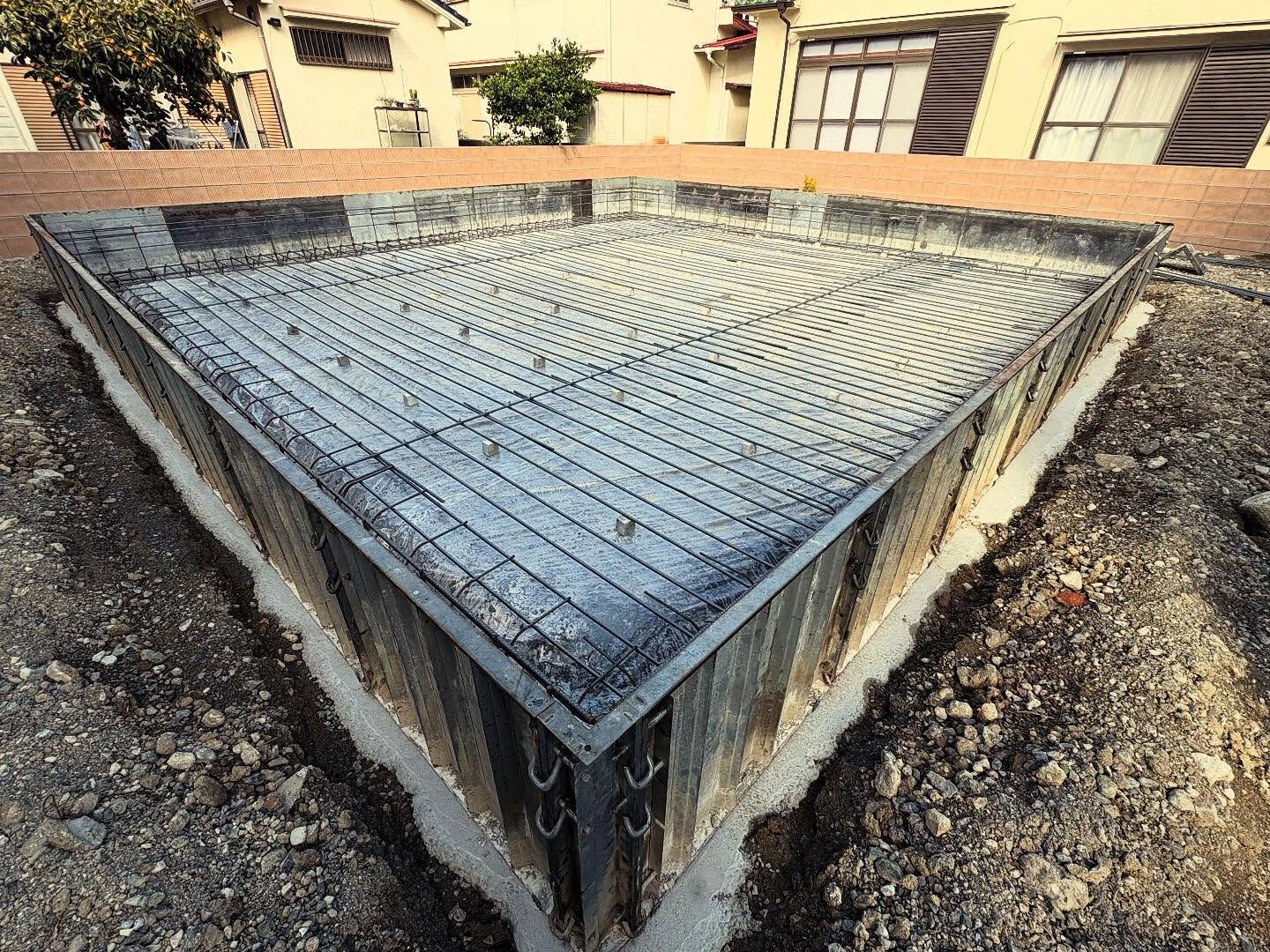 明石市沢野の建設現場では、現在配筋工事が順調に進行しています