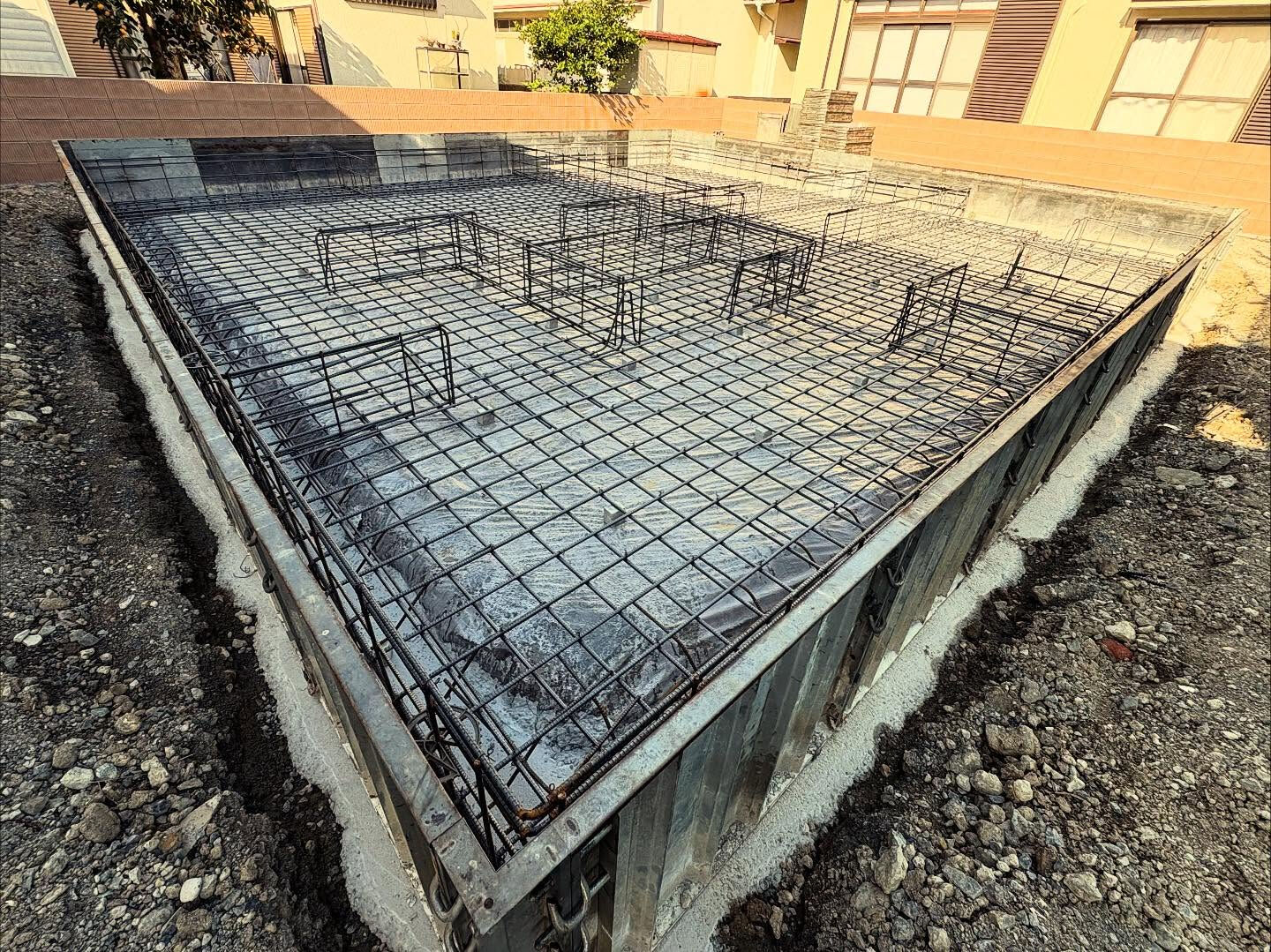 明石市沢野の建設現場では、現在配筋工事が順調に進行しています