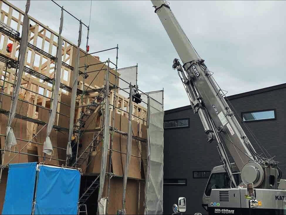 明石市大久保での建築現場で無事に上棟が行われ、新しい家の形が