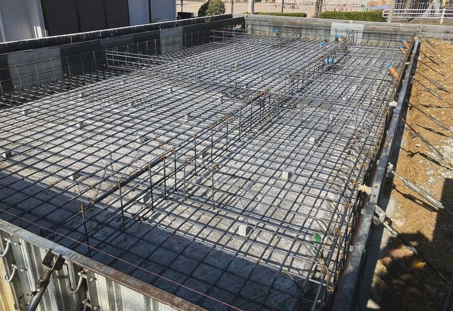 神戸市西区の建設現場では、現在、基礎づくりの重要なステップで