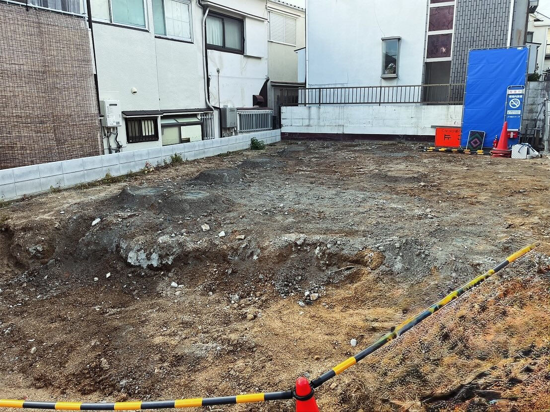 神戸市須磨区関守町で、新たに深基礎擁壁工事がスタートしました
