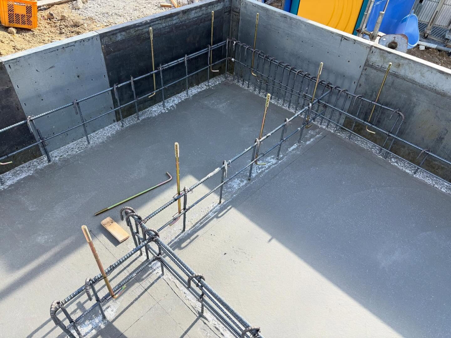 神戸市北区にある建設現場では、基礎工事が今まさに進行中です