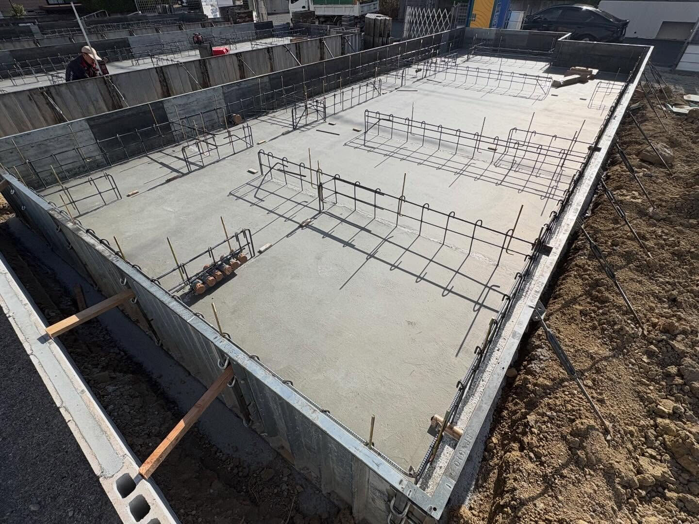 神戸市北区にある建設現場では、基礎工事が今まさに進行中です