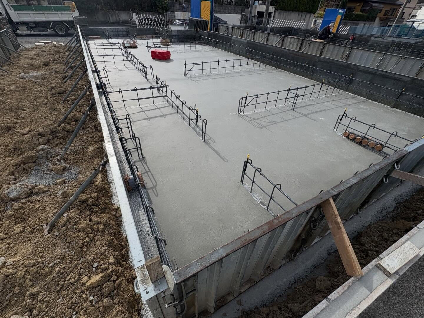 神戸市北区にある建設現場では、基礎工事が今まさに進行中です