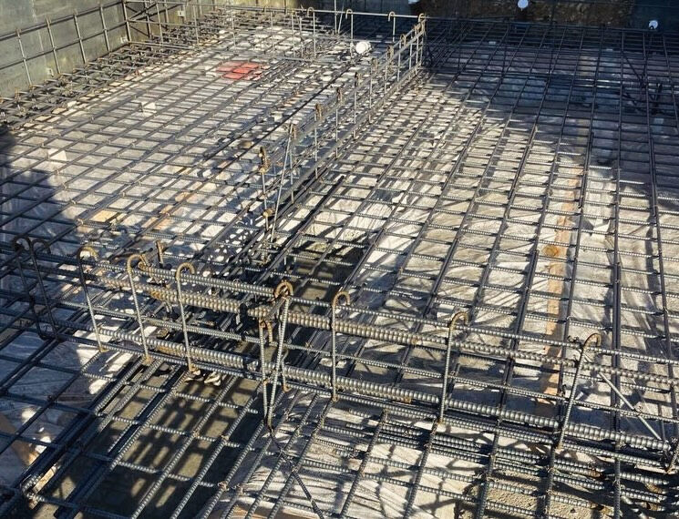 神戸市垂水区の建設現場では、現在基礎工事の重要な段階に入って