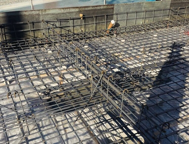 神戸市垂水区の建設現場では、現在基礎工事の重要な段階に入って
