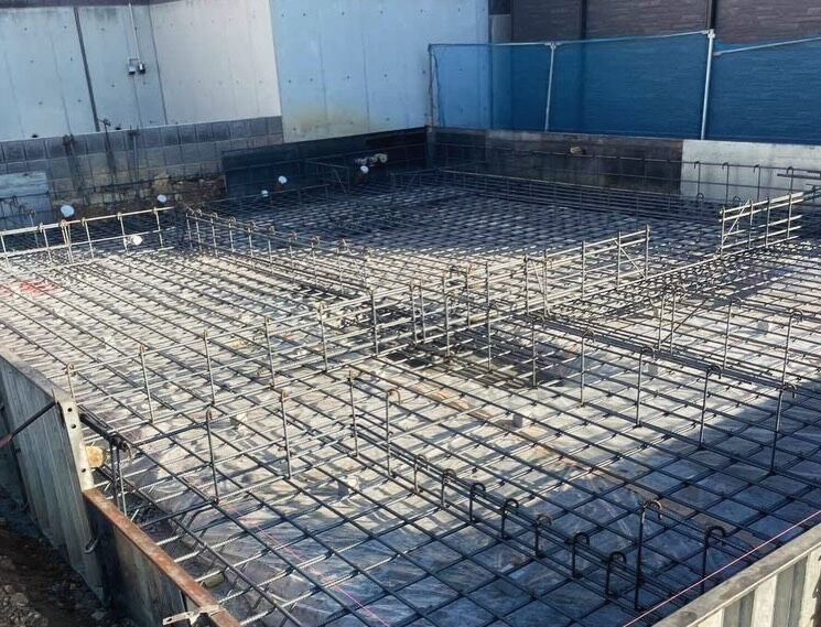 神戸市垂水区の建設現場では、現在基礎工事の重要な段階に入って