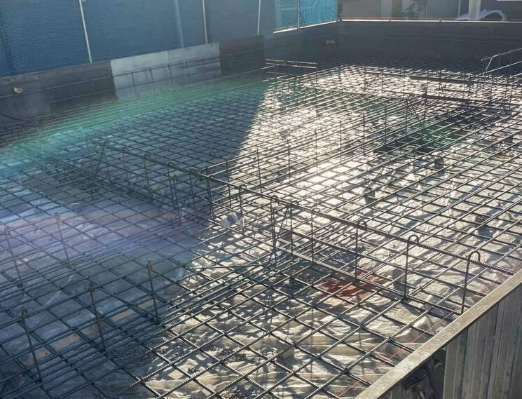 神戸市垂水区の建設現場では、現在基礎工事の重要な段階に入って