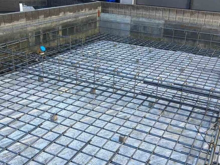 兵庫県明石市大久保にある建設現場において、基礎工事が着実に進