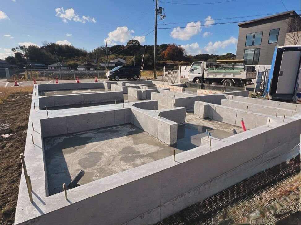 淡路島津名町に位置する現場では、基礎工事が順調に進み、ついに