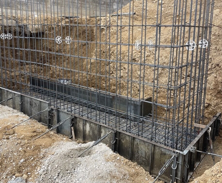 神戸市北区鈴蘭台南町に位置する現場では、特殊な地形を活かしつ